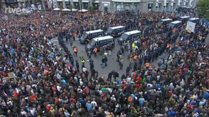 Miles de personas llegadas desde diferentes puntos de España, se manifiestan en la Plaza de Neptuno. Punto de partida del 25-S.