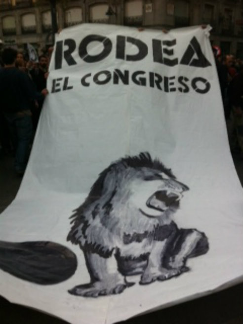 Pancarta con la que miles de manifestantes recorren las calles de Madrid este martes de 25-S