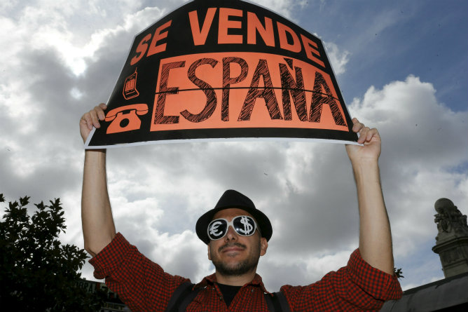 Uno de los asistentes a la concentración convocada por la Coordinadora 25-S y la Plataforma en Pie este martes en Plaza de España.