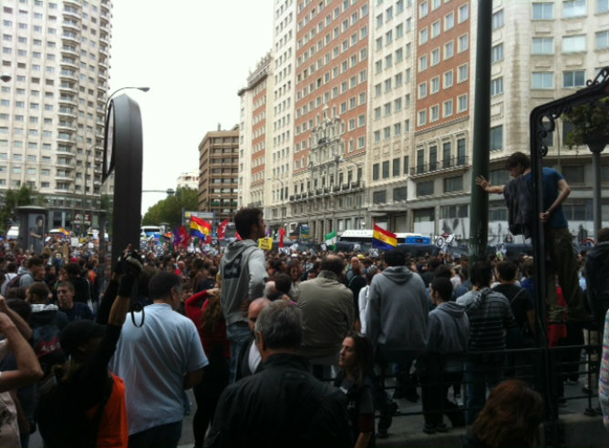La madrileña Plaza de España se llena de gente preparada para marchar con sus reivindicaciones este martes