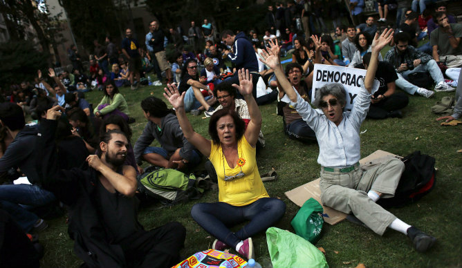 Los manifestantes participan en una asamblea antes de la manifestación del 25-S en Madrid