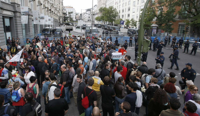 Los manifestantes se reúnen cerca de Parlamento de España ante manifestación 25-S en Madrid