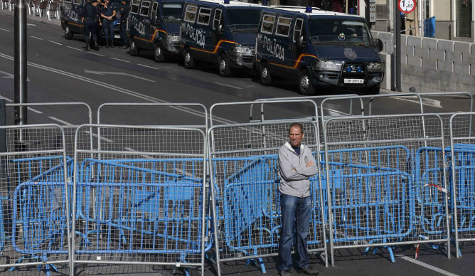 Vehículos de la policía desplegados alrededor del Congreso de España