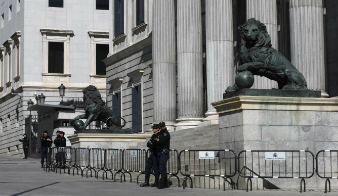 Las puertas del Congreso están rodeadas por los oficiales de la policía