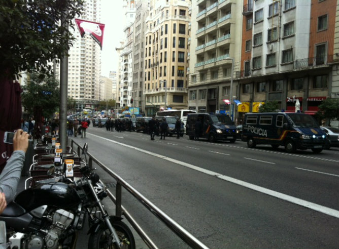 La policía controla con su dispositivo la Gran Vía de Madrid, calle por la que marcharán los manifestantes
