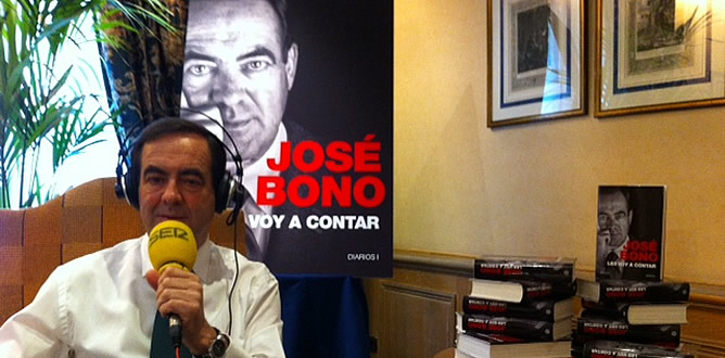 José Bono atiende a la Cadena SER durante la presentación de su libro, 'Les voy a contar'