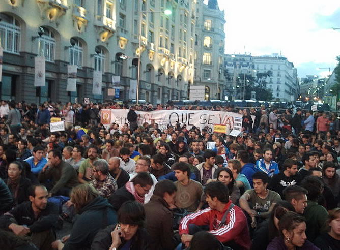 Manifestantes sentados en la Plaza de Neptuno en el segundo día de las reivindicaciones