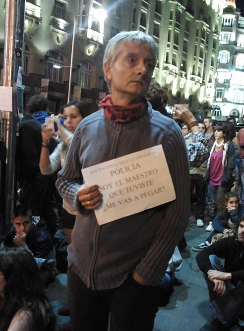 Uno de los manifestantes pacíficos que se encuentran en el centro de Madrid