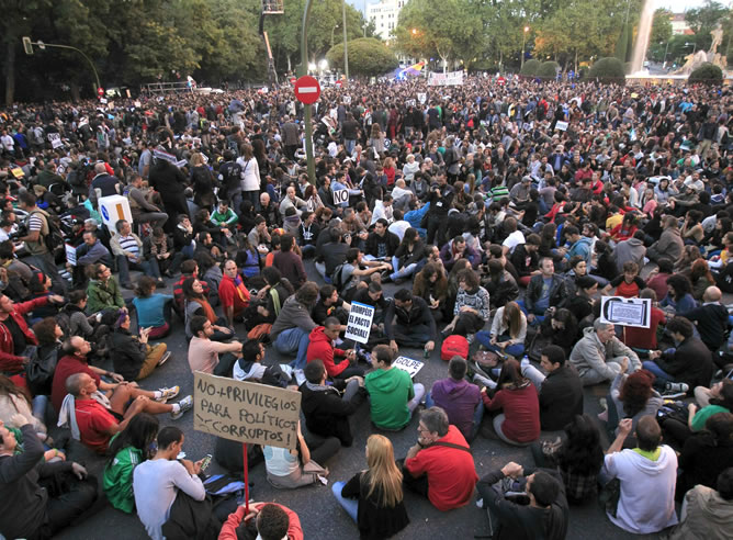 Concentración en la plaza de Neptuno, en Madrid, en la que a las ocho de la tarde se habían congregado más de mil personas convocadas por la coordinadora 25S