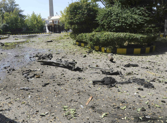 Los restos tras  dos explosiones en un cuartel militar en Damasco