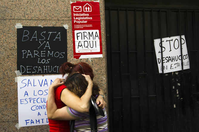 Milagros Carbajo es abrazada antes de ser desahuciada de su casa en Madrid, en una fotografía tomada en junio de 2012