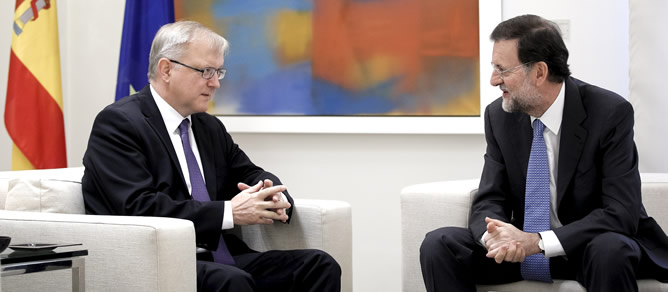 El presidente del Gobierno, Mariano Rajoy, durante la entrevista que ha mantenido este lunes en La Moncloa con el vicepresidente económico de la Comisión Europea, Olli Rehn