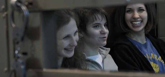 Las integrantes del grupo de punk ruso Pussy Riot Maria Alyokhina (izq), Yekaterina Samutsevich (c) and Nadezhda Tolokonnikova (der), sentadas en el interior de la zona acristalada del Tribunal Municipal de Moscú