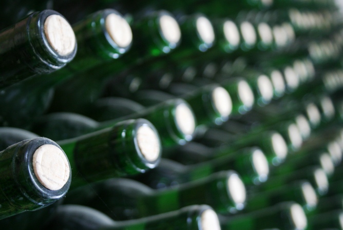 En las Bodegas Heredad Ugarte, situadas muy cerca de Laguardia, hay botellas por todos sitios. Su belleza forma parte del encanto del lugar.