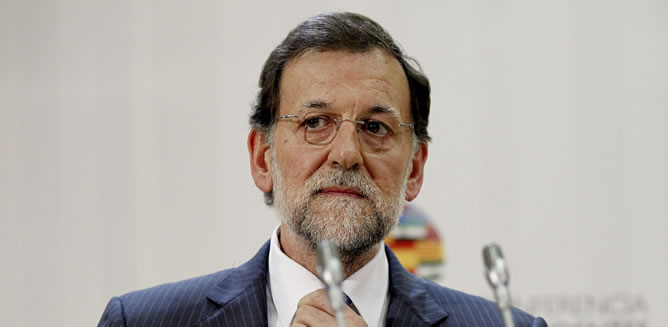 El presidente del Gobierno, Mariano Rajoy, durante la rueda de prensa que ha ofrecido tras la V Conferencia de Presidentes que se ha celebrado en el Palacio del Senado, para buscar un compromiso de déficit y una imagen de unidad ante Europa.