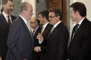 El rey Juan Carlos y el príncipe Felipe saludan a los presidentes de la Xunta, Alberto Núñez Feijóo y la Generalitat, Artur Mas