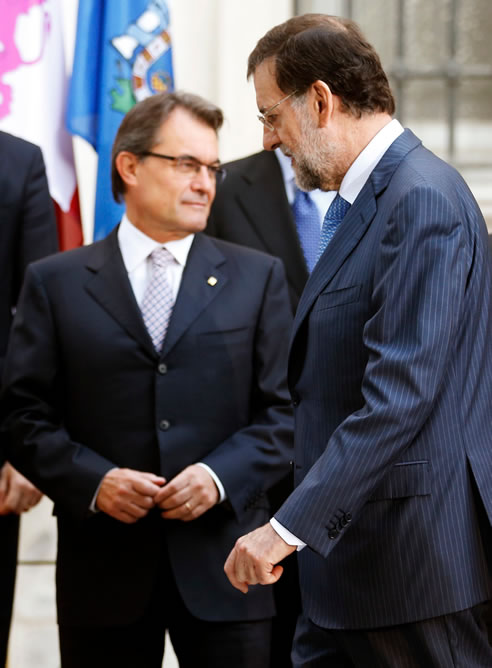 El presidente del Gobierno, Mariano Rajoy, llega a la foto de familia de la conferencia de presidentes, en presencia del president de la Generalitat catalana, Artur Mas