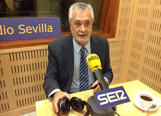 El presidente de la Junta de Andalucía, José Antonio Griñán, en los estudios de Radio Sevilla