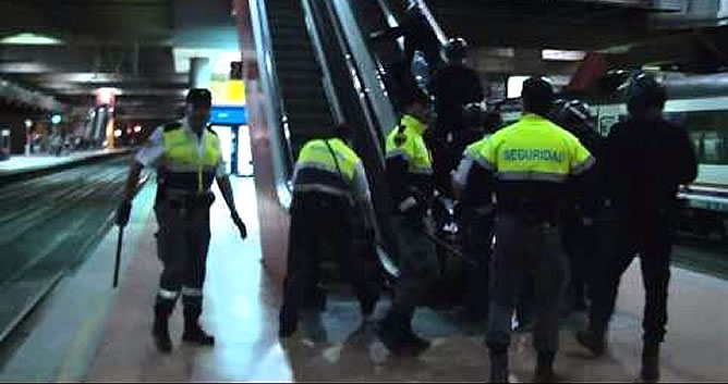 Varios miembros de la Policía en el interior de la estación de Atocha la noche del 25-S