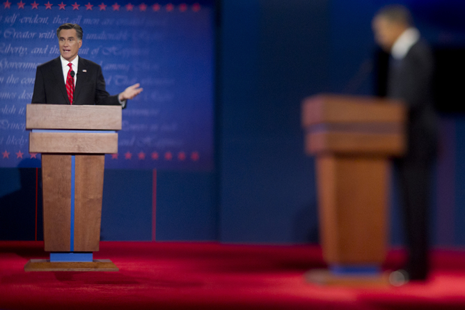 El candidato republicano Mitt Romney y el presidente Barack Obama, durante el debate presidencial