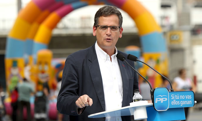 El candidato del PP a lehendakari, Antonio Basagoiti, en el mitin pronunciado en la Plaza Arriaga de Bilbao. EFE/Alfredo Aldai