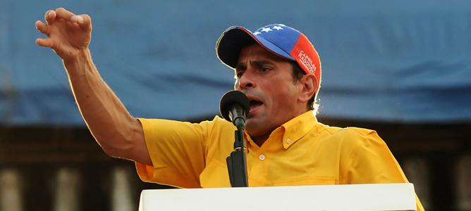 El candidato presidencial de la alianza opositora venezolana Henrique Capriles Radonsky habla frente a sus seguidores.