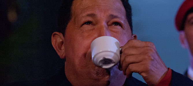El presidente de Venezuela, Hugo Chávez, toma café durante una rueda de prensa.