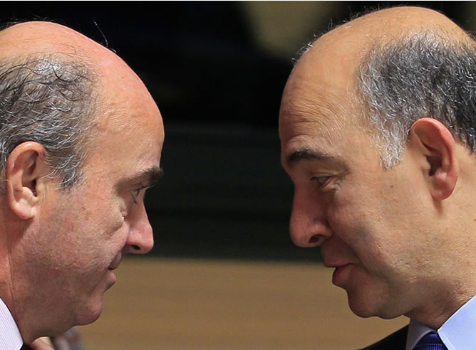 El ministro de Finanzas francés, Pierre Moscovici, frente al ministro de Economía español, Luis de Guindos, durante la reunión del eurogrupo en Luxemburgo