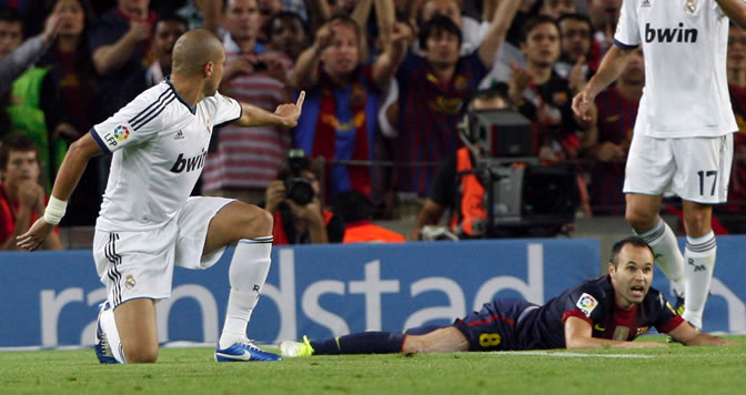 Pepe pide a Iniesta que se levante durante el Clásico en el Camp Nou