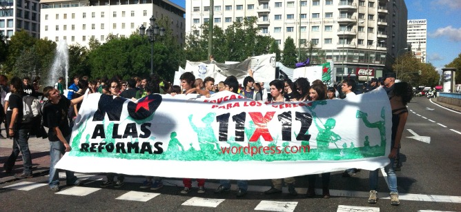 Varios estudiantes inician su marcha hacia el Ministerio de Educación desde la Plaza de España