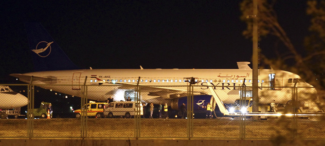 Avión de pasajeros de la compañía Syrian Airlines retenido en el aeropuerto de Ankara por transportar material militar, según el Gobierno turco.