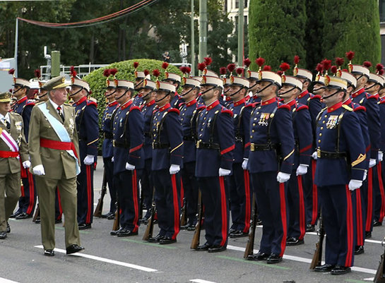 FOTOGALERIA: El rey Juan Carlos pasa revista a las tropas que le rendían honores, momentos antes del inicio del desfile militar