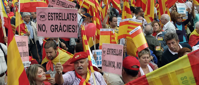 Varios miles de personas, seis mil según la Guardia Urbana, se han concentrado, a pesar de la lluvia, en la plaza de Cataluña de Barcelona en defensa de la unidad de España