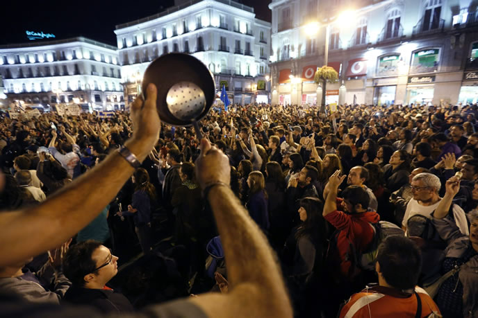 Multitud de personas en la puerta del Sol de Madrid durante la cacerolada contra el pago de la deuda. EFE/Juan Carlos Hidalgo