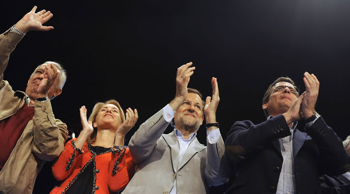 Rajoy con Antonio Basagoiti, Javier Aenas y Arantza Quiroga durante un mitin. REUTERS/Vincent West