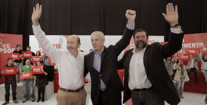 Alfredo Pérez Rubalcaba junto al candidato socialista a la Presidencia de la Xunta, Pachi Vázquez y el cabeza de lista del PSdeG por A Coruña, Francisco Caamaño. EFE/Cabalar