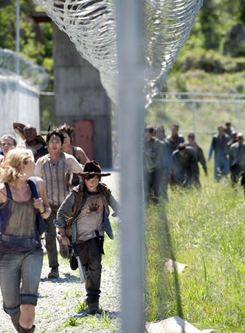 Los protagonistas de 'The Walking Dead' huyen de un grupo de zombies en la tercera temporada