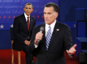 El presidente y candidato demócrata, Barack Obama, y el candidato republicano, Mitt Romney, hablan durante el segundo debate presidencial televisado