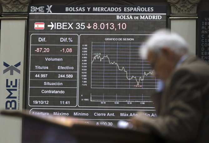 Panel en el parqué madrileño que muestra las fluctuaciones del principal indicador de la Bolsa española, el Ibex 35