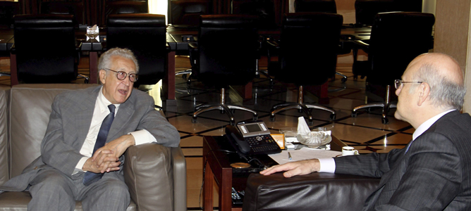El primer ministro libanés, Najib Mikati (d), conversa con el mediador de la ONU para la crisis siria, Lakhdar Brahimi, durante su reunión en Beirut (archivo).