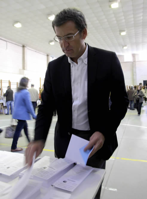 El presidente de la Xunta y candidato a la reelección, Alberto Nuñez Feijóo, ejerció su derecho al voto en las elecciones gallegas en el colegio García Barbón de Vigo, entre una gran expectación mediática.