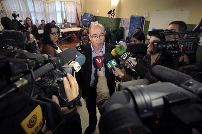 El candidato del BNG a la presidencia de la Xunta de Galicia, Francisco Jorquera, atiende a los medios de comunicación tras depositar su voto en la mesa electoral situada en la Asociación de Vecinos de O Castrillón, A Coruña.