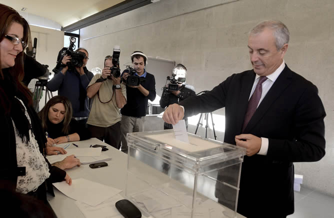 El candidato del PSdeG a la Presidencia de la Xunta, Pachi Vázquez, ejerce su derecho a voto en las elecciones gallegas en un el colegio electoral O Campo da Feira en O Carballiño (Ourense).
