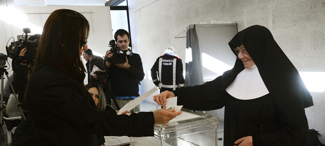 La monja, denunciada por el PSdeG a la junta electoral de Ourense, vota en una mesa electoral de O Carballiño.