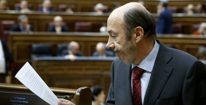 El secretario general del PSOE, Alfredo Pérez Rubalcaba, se dirige al estrado mirando un papel durante el debate de los Presupuestos Generales del Estado para 2013