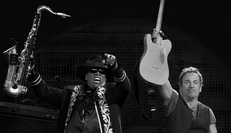El cantante estadounidense Bruce Springsteen y el guitarrista Steven Van Zandt en un momento de su actuación en el concierto