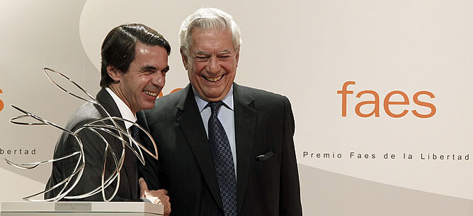 El escritor peruano Mario Vargas Llosa, tras recibir el premio FAES a la Libertad de manos del expresidente del Gobierno español José María Aznar.