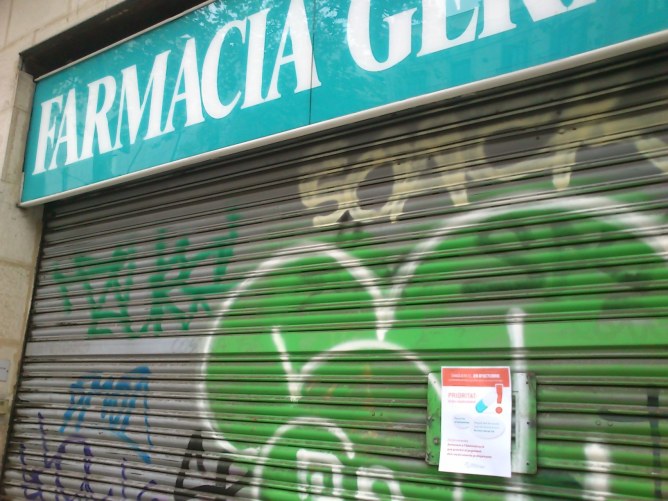 Una farmacia del centro de Barcelona durante el último cierre patronal en noviembre de 2012