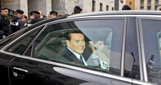 El exprimer ministro italiano Silvio Berlusconi abandona la Corte de Milán
