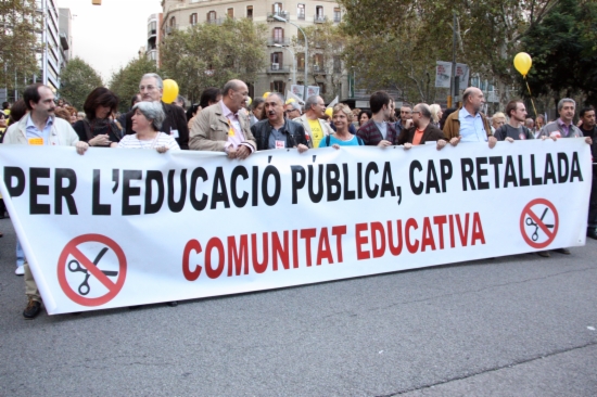 La pancarta que obria la manifestació del 27 d'octubre contra les retallades a l'ensenyament